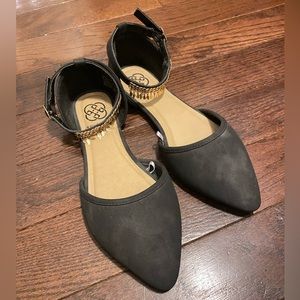 Black Strap Daisy Fuentes Flats with Dangling Gold Leafs, Size 7W